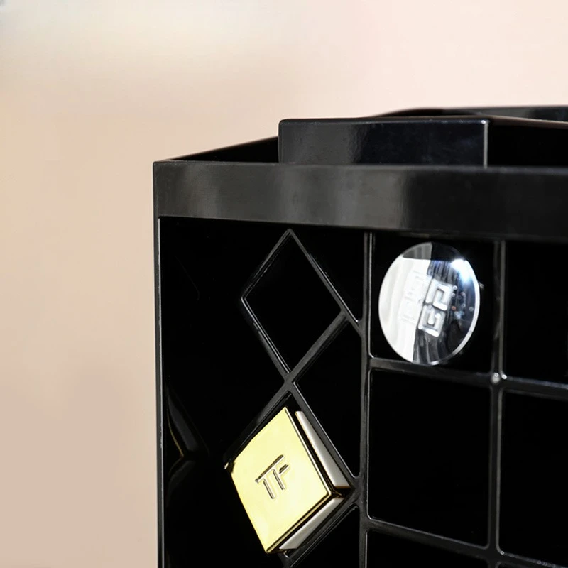 Light luxury lipstick storage  - Luxury High End Skincare recensie en prijs