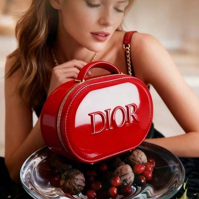 Dior’s Bag Red Cosmetic Bag Lu - Luxury Skincare Brands recensie en prijs