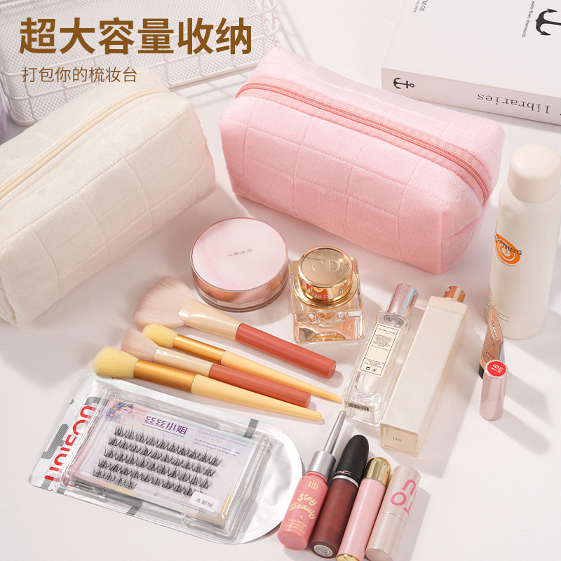 Furry Surface Cosmetic Bag Lux - Luxury High End Skincare recensie en prijs
